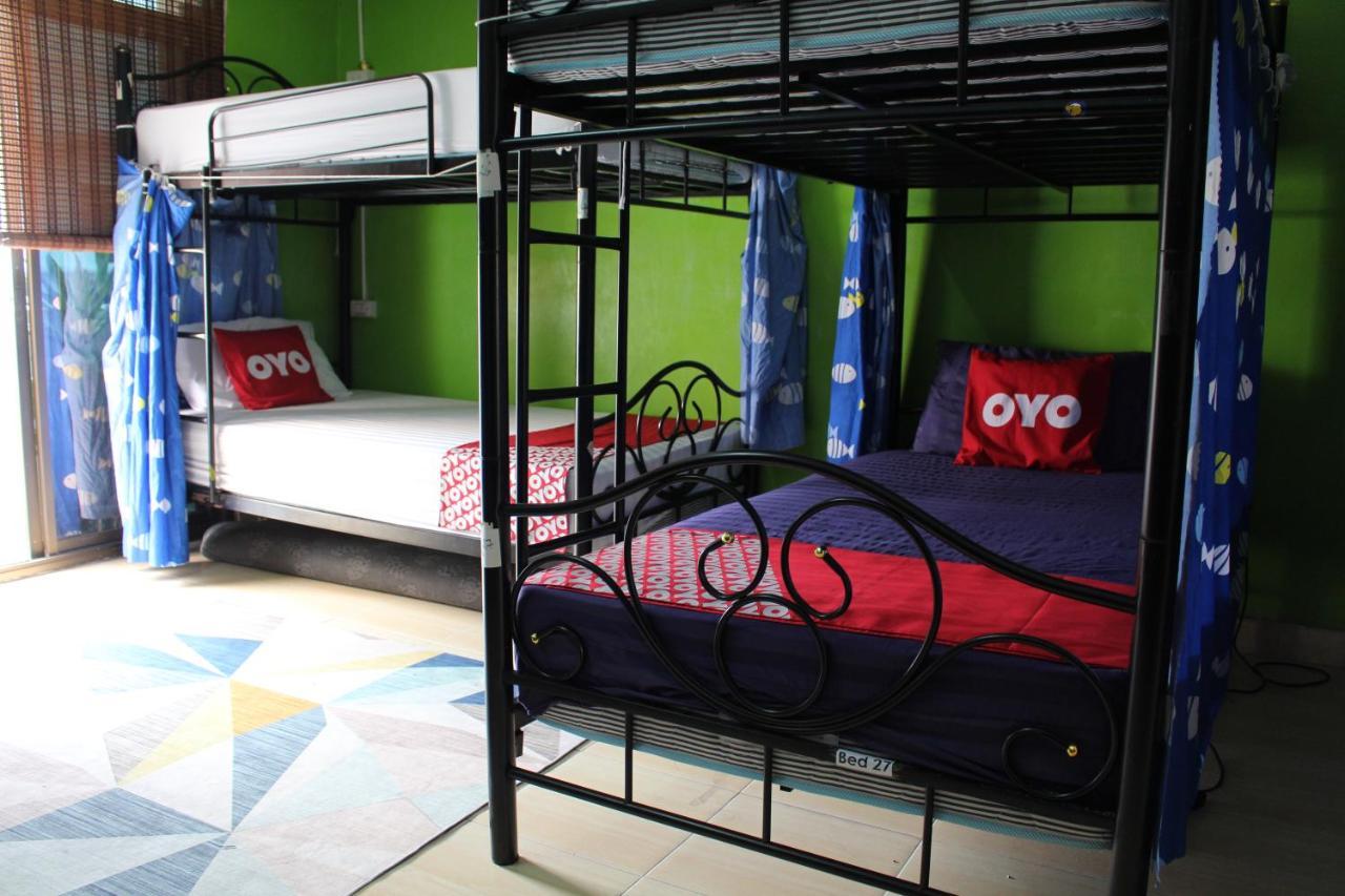 The Twins Hostel Bangkok Exterior photo
