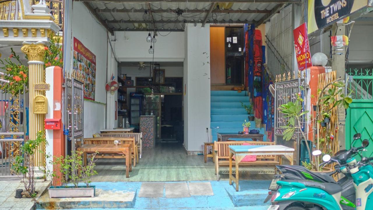 The Twins Hostel Bangkok Exterior photo