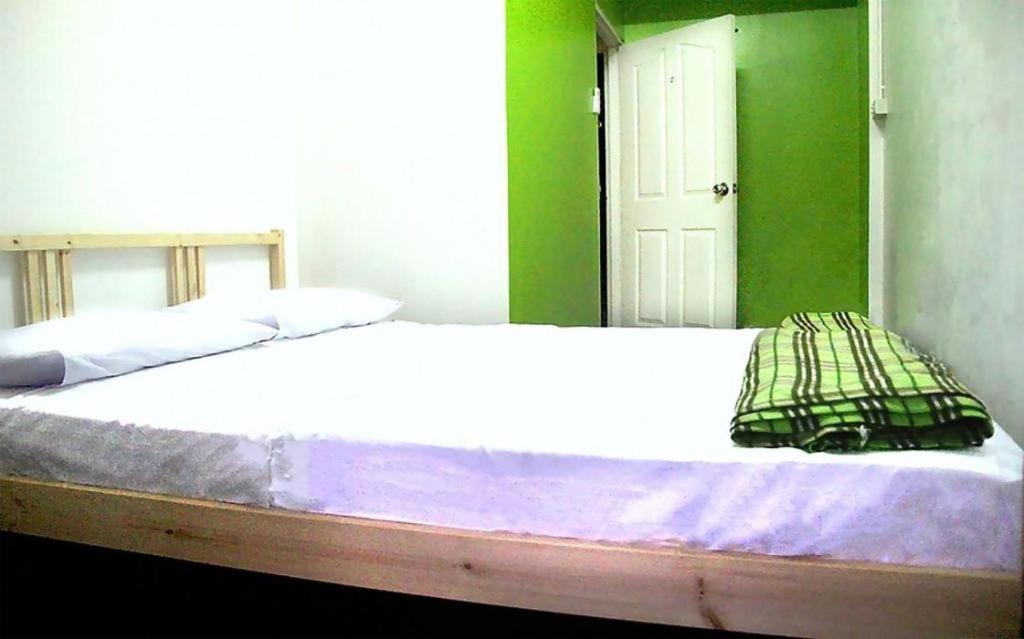 The Twins Hostel Bangkok Exterior photo